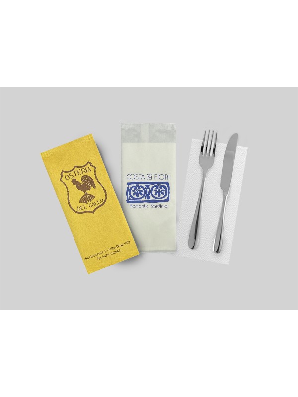 Portaposate carta kraft 11×25 cm con tovagliolo 38×38 cm bianco 2 veli, logo personalizzato 1 colore Portaposate carta kraft 11×25 cm con tovagliolo 38×38 cm bianco 2 veli, logo personalizzato 1 colore
