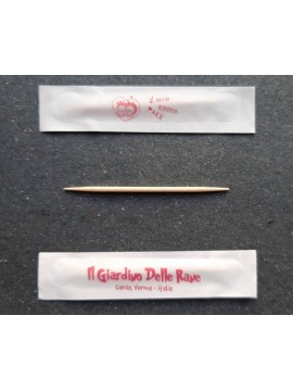 Dettaglio di stuzzicadenti personalizzato su un tavolo di un hotel di lusso, un tocco di classe Made in Italy per i tuoi ospiti Dettaglio di stuzzicadenti personalizzato su un tavolo di un hotel di lusso, un tocco di classe Made in Italy per i tuoi ospiti